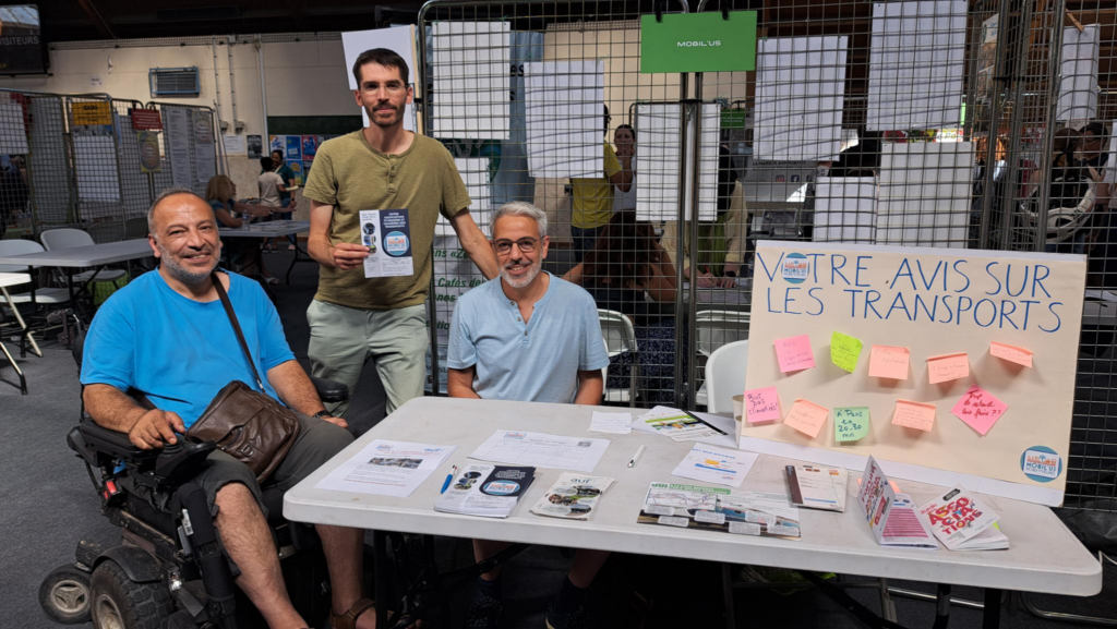 le stand de Mobil'us et ses 3 animateurs