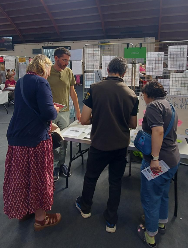 personnes venant chercher des renseignements au stand