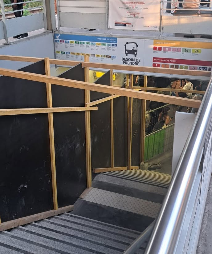 escalier du RER A à Poissy, avec la signalétique montrant les anciens numéros de ligne