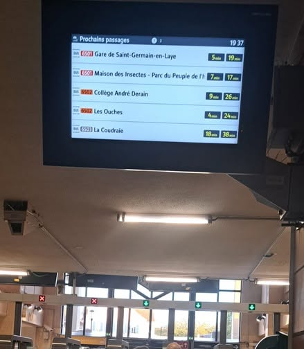 écran avec les prochains bus dans la gare